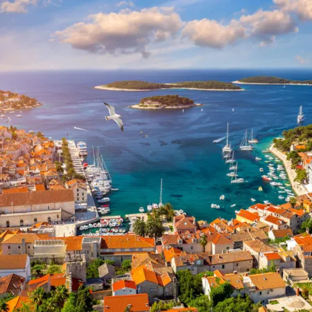 Luchtfoto van de historische stad en baai van Hvar | Camping Direct