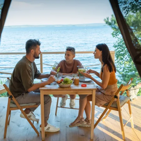 Familie auf dem Campingplatz - Camping Direct