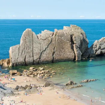 Uitzicht over het strand van Arnia, met een reeks steile rotsen die uit de zee lijken te rijzen | Camping Direct
