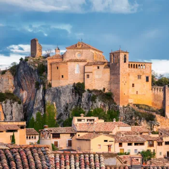 Middeleeuws vestingdorp van Alquézar boven op een rost