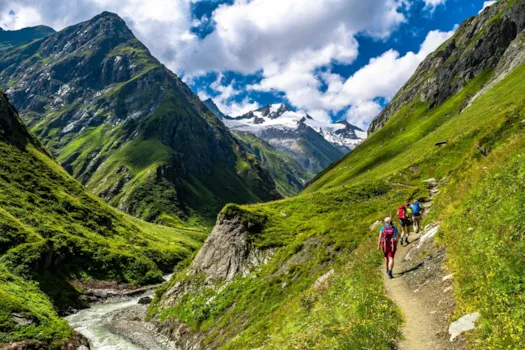 Wandergruppe im Umbal-Tal am Grossvenediger mit Blick auf die Rötspitze im Nationalpark Hohe Tauern in Tirol, Österreich