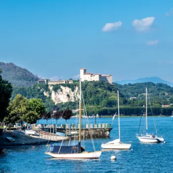 Blick auf die Rocca Di Angera, im Vordergrund der Lago Maggiore mit Booten