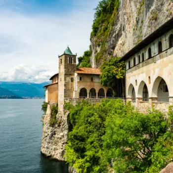 Blick auf das Kloster Caterina del Sasso am Lago Maggiore