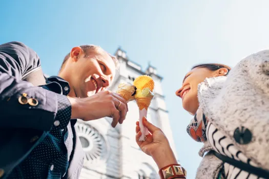 Verliebtes Paar mit Eis vor der Kathedrale von Genua