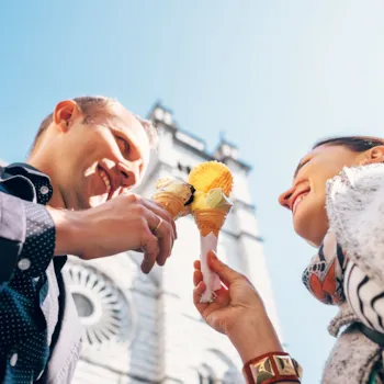 Verliebtes Paar mit Eis vor der Kathedrale von Genua