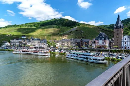 Blick auf Bernkastel-Kues an der Mosel.