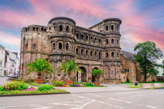 Sonnenuntergang hinter der historischen Porta Nigra in Trier