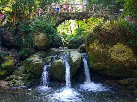 Wasserfall auf dem Mullerthal-Trail in Luxemburg