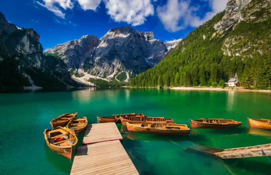 Herrlicher Blick auf den Pragser Wildsee mit seinen fantastischen Farben im Herzen der italienischen Dolomiten, Südtirol