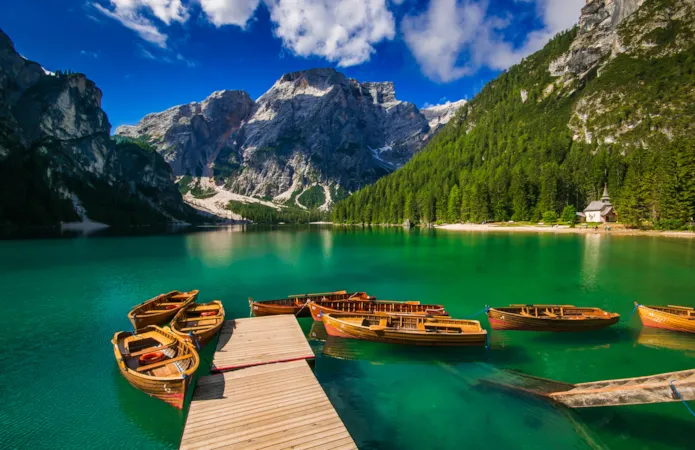 Herrlicher Blick auf den Pragser Wildsee mit seinen fantastischen Farben im Herzen der italienischen Dolomiten, Südtirol