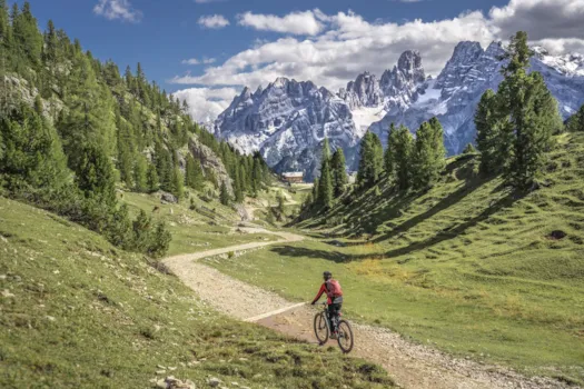 Radfahrer untrwegs in der Berglandschaft der Dolomiten, Südtirol, Italien