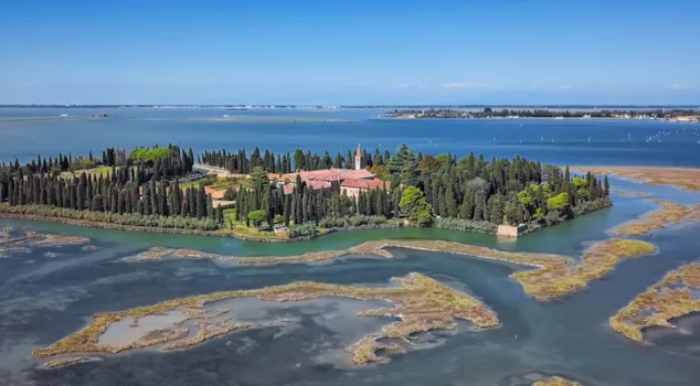 Luftaufnahme der Insel San Francesco del Deserto und des Franziskanerklosters in der Lagune von Venedig, Italien