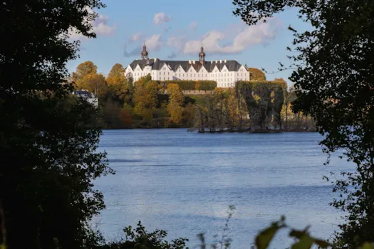 Blick auf das Plöner Schloss vom Plöner See aus