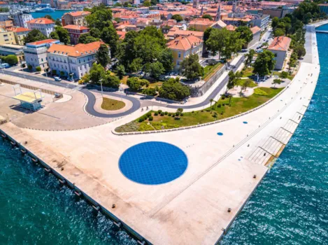 Blick auf die Uferpromenade in Zadar mit der berühmten Meeresorgel und der Lichtinstallation Gruß an die Sonne