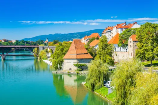 Ufer der Drau in Maribor mit Blick auf die Altstadt, Slowenien