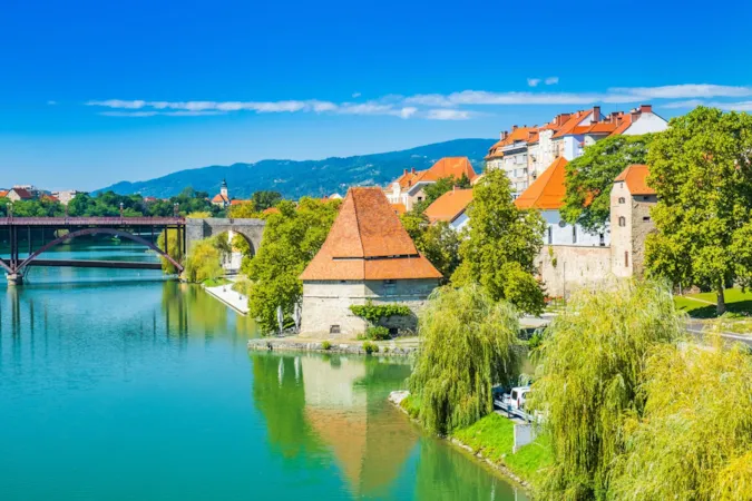 Ufer der Drau in Maribor mit Blick auf die Altstadt, Slowenien