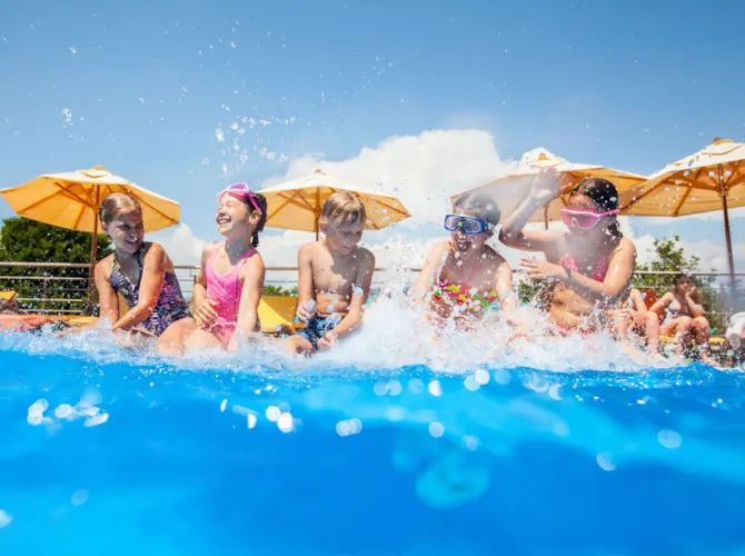 Campsite with swimmingpool - CampingDirect