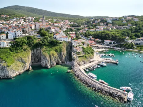 Vogelperspektive auf die Stadt Vrbnik an der Adria, bekannt für ihre engen Gassen und ihren köstlichen Wein, Insel Krk, Kroatien