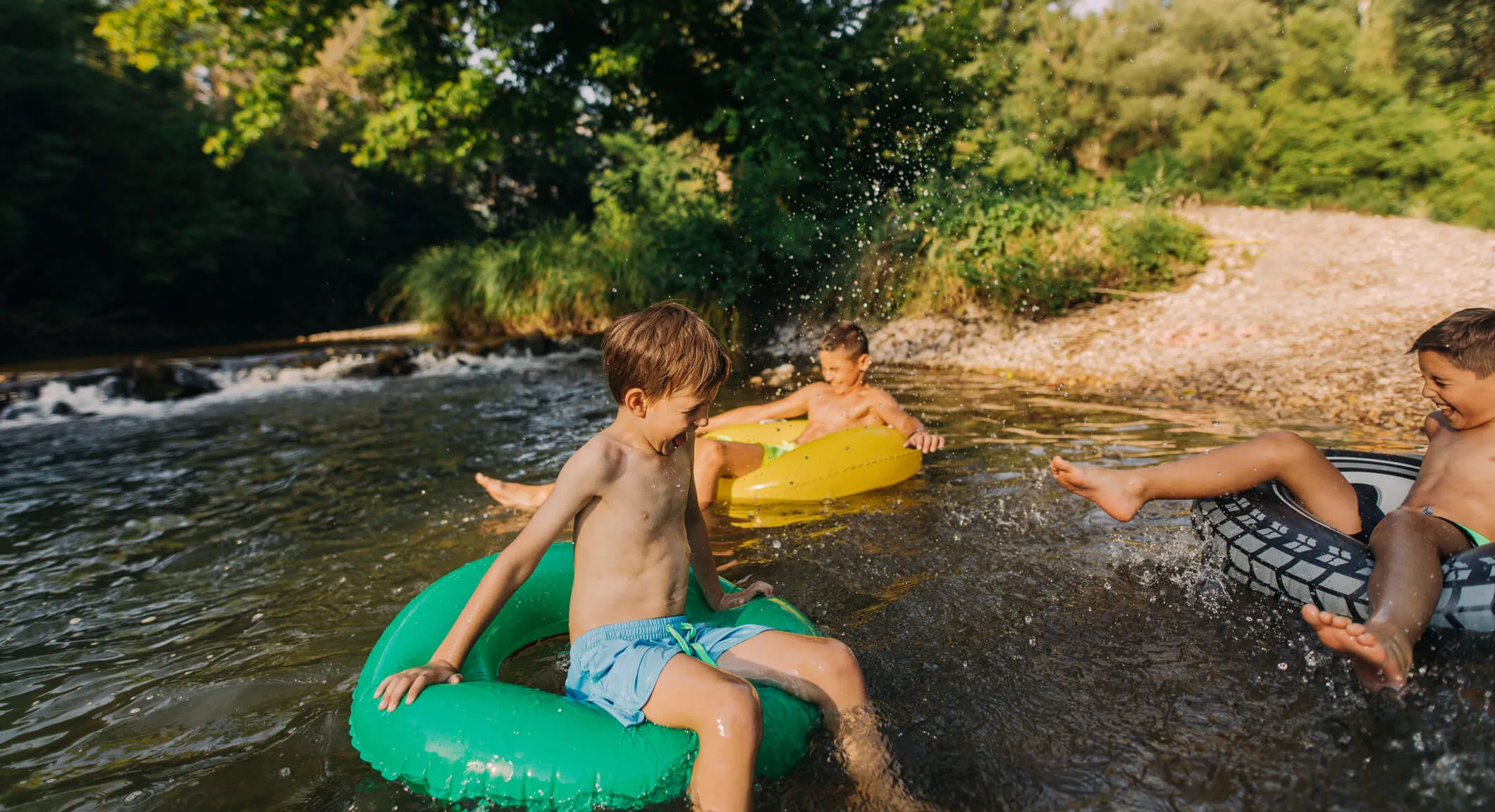 Riverside camping - CampingDirect