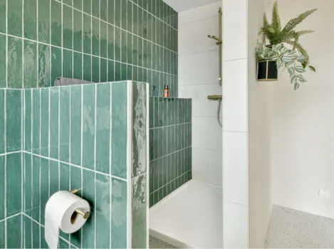 Grüngekachelte Duschecke