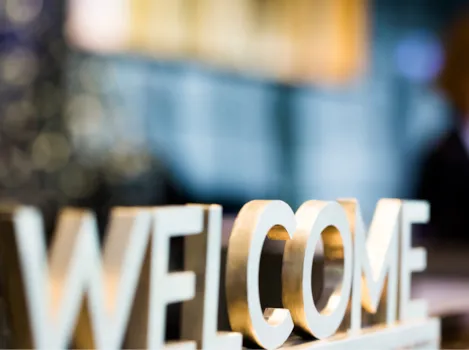 Willkommensschild in englischer Sprache am Empfang