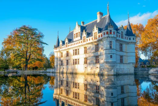 Außenasicht eines Schloss im Loiretal, Frankreich, in herbstlicher Landschaft, das sich in einem kleinen Teich spiegelt