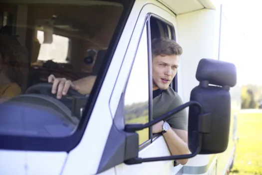 Junger Mann beim Einparken eines Wohnmobils