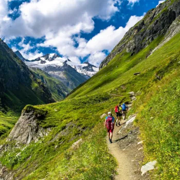 Wandergruppe im Umbal-Tal am Grossvenediger mit Blick auf die Rötspitze im Nationalpark Hohe Tauern in Tirol, Österreich