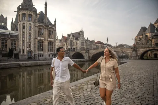 Ein Paar spaziert lachend durch  Gent, Belgien.