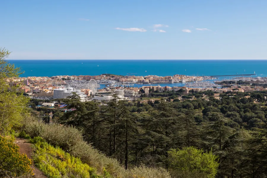 Blick auf Cap d'Agde vom Mont Saint-Loup