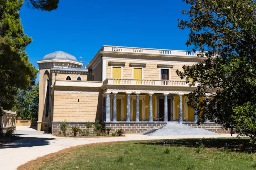 
Fassade des Château Laurens, Blick auf das Gebäude von den angelegten Gärten im Herzen des Anwesens Belle-Isle, am Ufer des Flusses Hérault in Agde, Frankreich