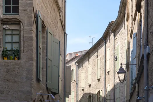 Detailaufnahme einer Häuserfassade in Pézenas, Cap d'Agde, Hérault, Frankreich