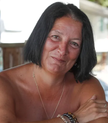 Portrait d'une vacancière dans un camping naturiste - Naturisme.fr