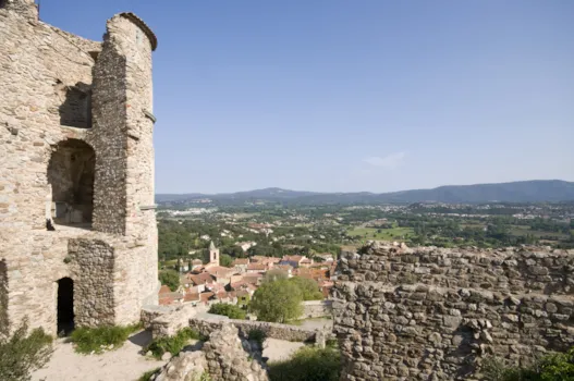 Blick von oben auf die Stadt Grimaud, Côte d'Azur, Südfrankreich