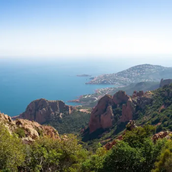 Panoramablick auf das Mittelmeer in den Esterel-Bergen an der französischen Riviera, Côte d'Azur, Südfrankreich
