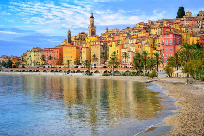 Die farbenfrohe mittelalterliche Stadt Menton an der französischen Riviera, Mittelmeer, Frankreich