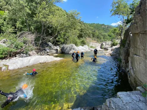 Rückansicht einer Canyoning-Gruppe in den Gorges de Chassezac