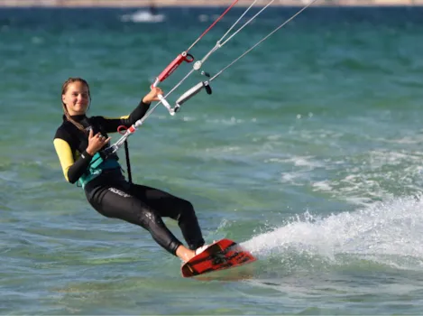 Junges Teenagermädchen beim Kite-Surfen auf der Ostsee