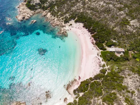 Luftaufnahme von Spiaggia Rosa, Insel La Maddalena, Sardinien, Italien
