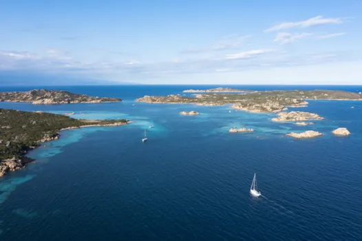 Luftaufnahme des Archipels von La Maddalena mit den Inseln Budelli, Razzoli und Santa Maia, umspült von türkisfarbenem, klarem Wasser. Sardinien, Italien