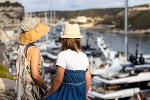 Mutter und Tochter blicken auf den Yachthafen von Bonifacio Südkorsika, Frankreich