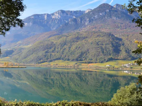 Blick auf den Kalterer See in Südtirol