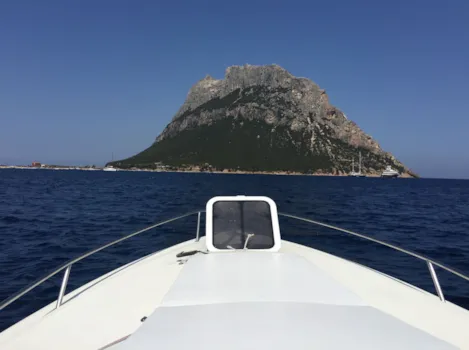 Blick auf die Insel von Tavolara von einem Boot aus