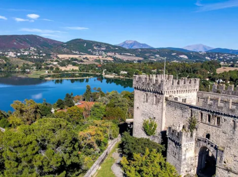 Blick vom Castello di Bracciano auf den gleichnamigen See
