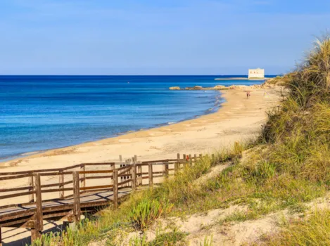 Blick auf Strand im Naturpark bei Fasano in Apulien
