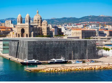Blick auf den Vieux Port von Marseille mit dem Museum der Zivilisationen Europas und des Mittelmeers MuCEM und der Kathedrale im Hintergrund