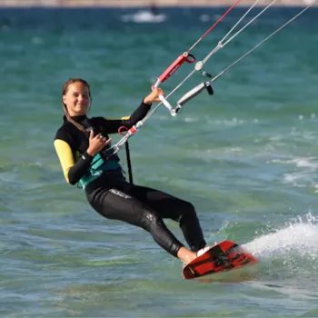 Junges Teenagermädchen beim Kite-Surfen auf der Ostsee
