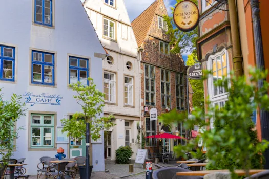 Bunte Häuser und Straßencafés im Bremer Stadtteil Schnoor