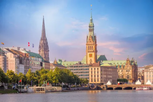 Hamburger Rathaus und Alster, Norddeutschland