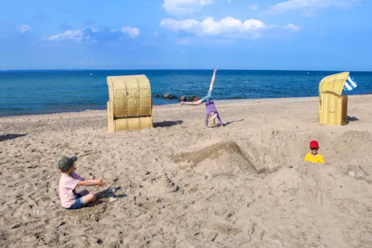 Spielende Kinder am Strand an der Ostsee, Norddeutschland